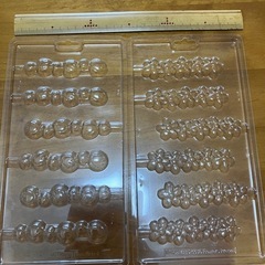 チョコレートの型抜き　花とニコニコマークが連なってかわいいの画像