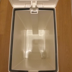 ゴミ箱  ペダル式の画像
