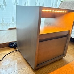 今週まで！ナイトテーブル　照明付き　引き出し付き　サイドテーブルの画像