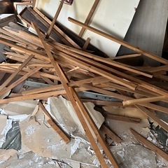 廃材にフスマやドアなどの建具です