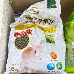 うさぎ用品まとめ売り　トイレシート3パック　ペレットうさぎフード　チモシーの画像