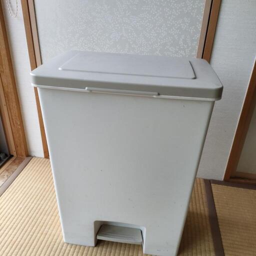 足踏み式　45リットル　ゴミ箱