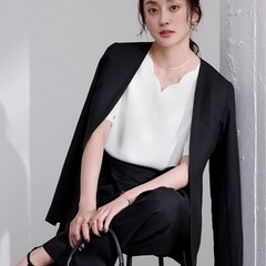 ユアーズ Vネック スカラップタックスリーブ トップス レディース　ホワイト　Sの画像