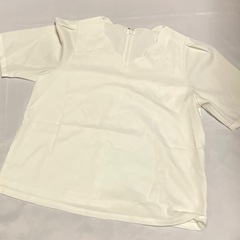 ユアーズ Vネック スカラップタックスリーブ トップス レディース　ホワイト　Sの画像