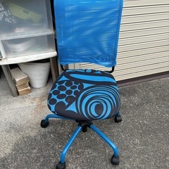 青色椅子の画像