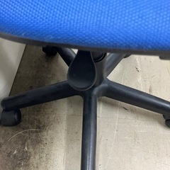 K2410-448 オフィスチェア 肘置き 毛玉あり 中古の画像