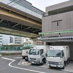 ２００ｋｇの野菜スライス機をクレーン車でビル２階開口部まで吊り上...