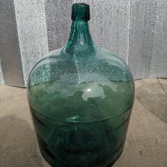 大きな瓶　2本の画像