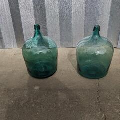 大きな瓶　2本の画像