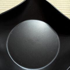 状態良好！まとめ割『軽くて黒い波形の大皿 25cm×25cm×6cm』黒 おしゃれ 格安 の画像