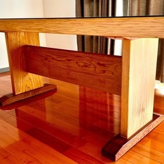 一枚板のダイニングテーブルの画像