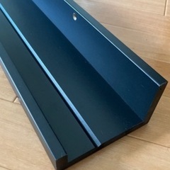 IKEA 壁につける棚 絵画スタンド　の画像