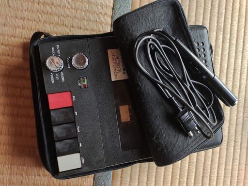 1. 再度お値下げしました！　昭和家電３　動作品　コロンビア製カセットプレーヤー　マイク、専用カバー、ショルダーベルト付き