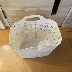 洗濯物のカゴの画像