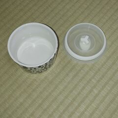 GIVENCHYの蓋付き陶器の画像