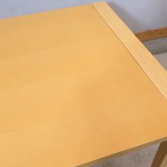 IDC大塚家具にて取り扱われていた、 オクト ビーチ材 伸長式ダイニングテーブルです。北欧スタイルのデザインとナチュラルな雰囲気がポイントのエクステンションテーブルは2人から4人まで活躍します！の画像