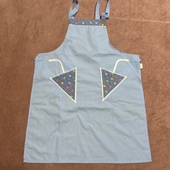 キッズ用エプロン2枚と三角巾の画像