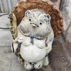 たぬきの置物　高さ約30㌢