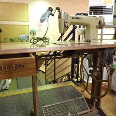 お値下げ中！ ブラザー 職業用ミシン TA2-B621 台付 脚付 動作未確認 ジャンク品 BROTHER 足踏み 工業用 札幌市 豊平区 西岡の画像