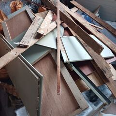 解体に伴う廃材の画像
