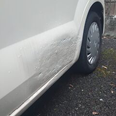 車のへこみを簡単にパテと塗装してください。