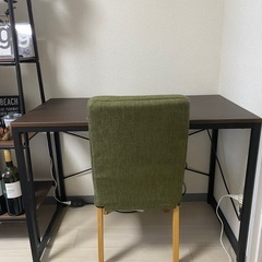 ワークデスクと椅子の画像