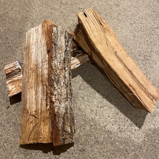 一部送料無料！2年乾燥薪　クヌギ　ナラ　カシ　40センチ 軽トラ1台分 京都府綴喜郡からの出品です 　奈良大阪滋賀