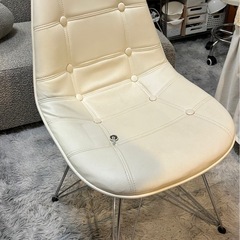 白チェアの画像