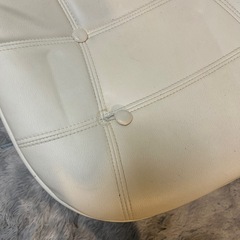 白チェアの画像