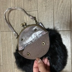 新品未使用の黒ラビットファー×ブロンズ 2wayパーティーバッグの画像