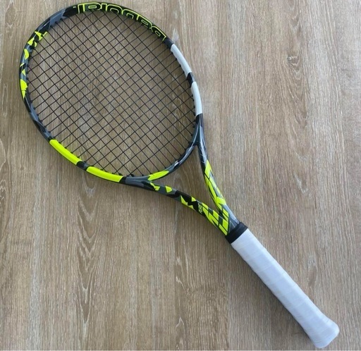 BabolaT Pure Aero98 バボラ　ピュアアエロ98 G2  グリップ2 国内正規品の極美品  購入しましたが自分には合わなかったので出品します。 1時間×2回ほど使用しました。 目立った傷もなくほぼ新品に近い状態です。  ガットはRPMチームを50で張っています。  #テニス #テニスラケット #ラケット #硬式 #硬式テニス #硬式テニスラケット #Babolat #バボラ #ピュアアエロ #98 #ピュアアエロ98