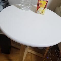 白い丸テーブル。