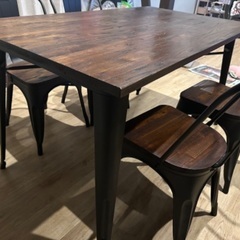 モダンデコのダイニングセットの画像