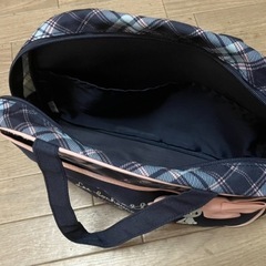 pom ponette ネイビー×ピンク系リボン付きかわいいボストンバッグの画像