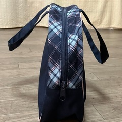 pom ponette ネイビー×ピンク系リボン付きかわいいボストンバッグの画像
