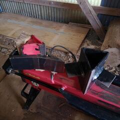 お話し中　薪割りに！電動薪割機　7トンの画像