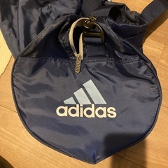 adidasボストンバッグの画像