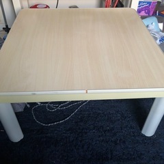 こたつテーブルと布団の画像