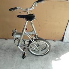 ブリジストン折りたたみ自転車　空気も入ってます。車の後かトランクに入れて　駐車場に停めて自転車で散策（市内など）足代わりに　の画像