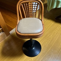 籐の回転椅子