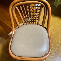 籐の回転椅子の画像
