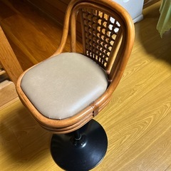 籐の回転椅子の画像