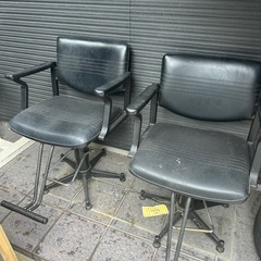 レトロな美容室の椅子2脚