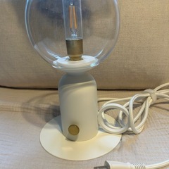 IKEA オスクミュラー白　電球付き　卓上ランプ　調光可能　の画像