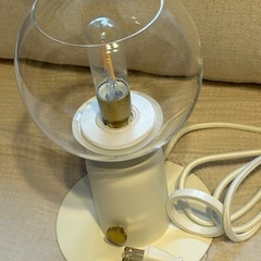 IKEA オスクミュラー白　電球付き　卓上ランプ　調光可能　の画像