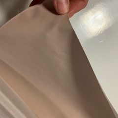 グレーのサテン生地の画像