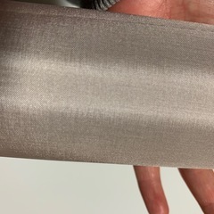 グレーのサテン生地の画像