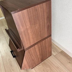 本やおもちゃの棚の画像