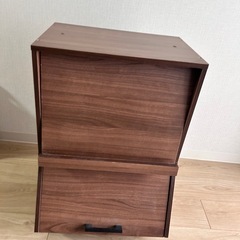 本やおもちゃの棚