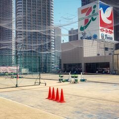 イトーヨーカドー屋上のテニススクールの画像